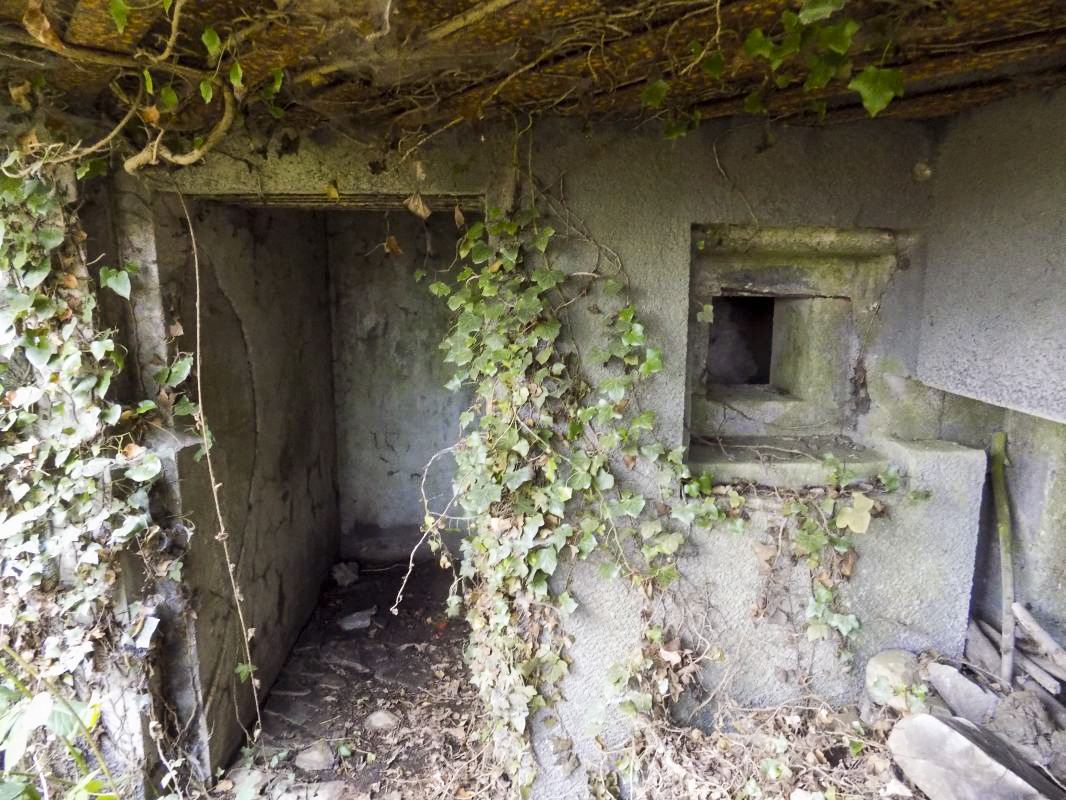 Ligne Maginot - 103 - CHATEAU BELLEVUE - (Blockhaus lourd type STG / STG-FCR - Double) - L'entrée hommes et créneau FM - R Tucker