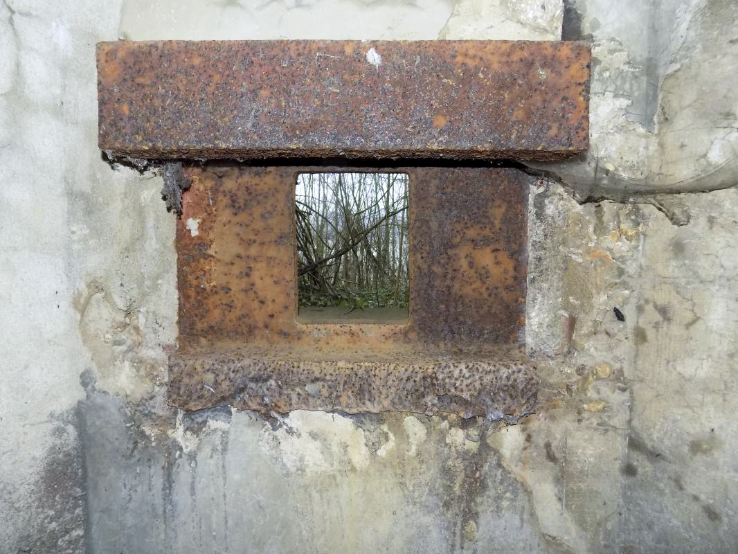 Ligne Maginot - 103 - CHATEAU BELLEVUE - (Blockhaus lourd type STG / STG-FCR - Double) - Face gauche, créneau Hotchkiss - R Tucker