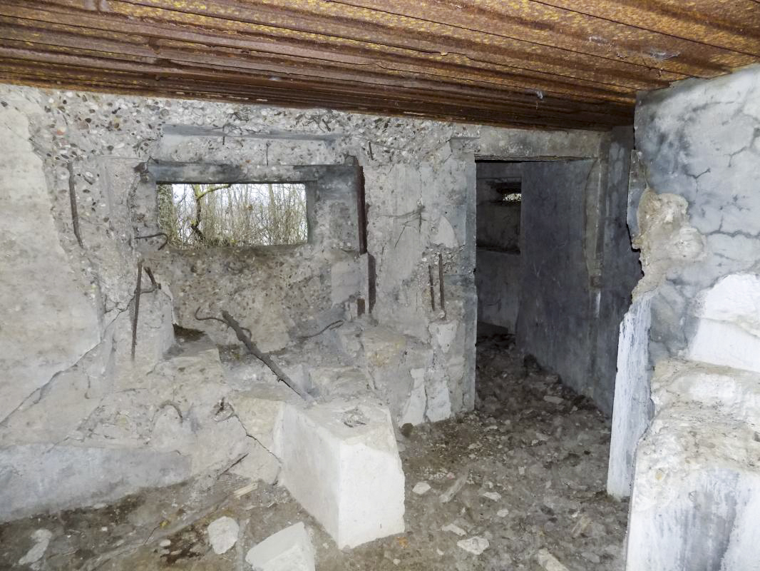 Ligne Maginot - 103 - CHATEAU BELLEVUE - (Blockhaus lourd type STG / STG-FCR - Double) - Faces gauche et frontale, vers créneau observation - R Tucker