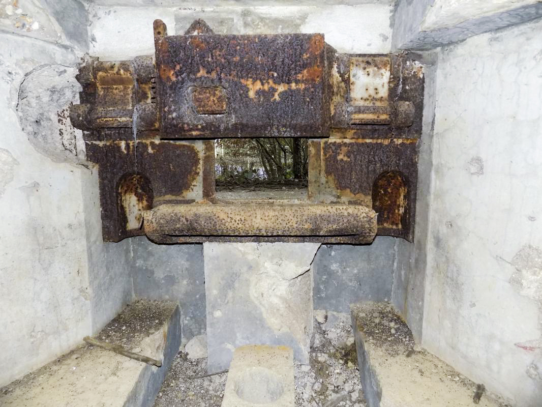 Ligne Maginot - 103 - CHATEAU BELLEVUE - (Blockhaus lourd type STG / STG-FCR - Double) - Face droite, créneau AC - R Tucker