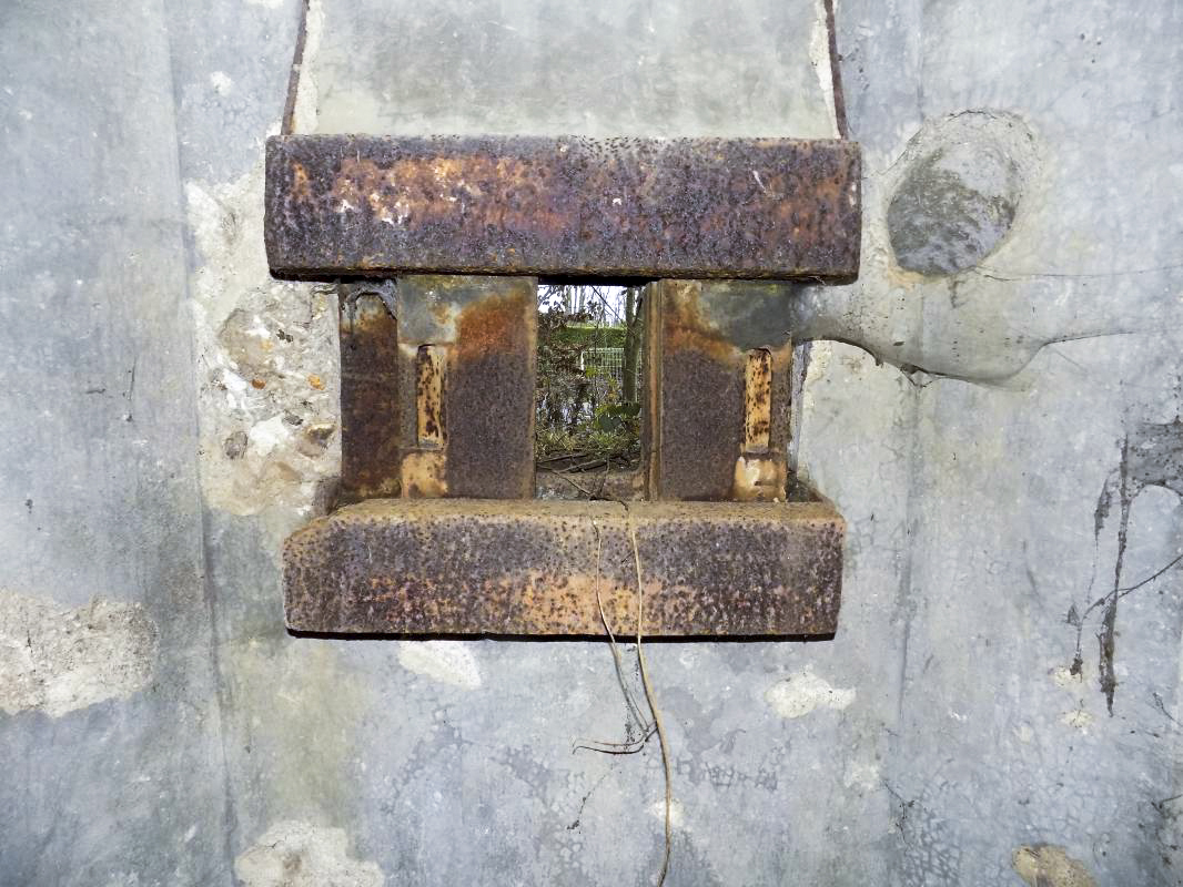 Ligne Maginot - 103 - CHATEAU BELLEVUE - (Blockhaus lourd type STG / STG-FCR - Double) - Face droite, créneau Hotchkiss - R Tucker