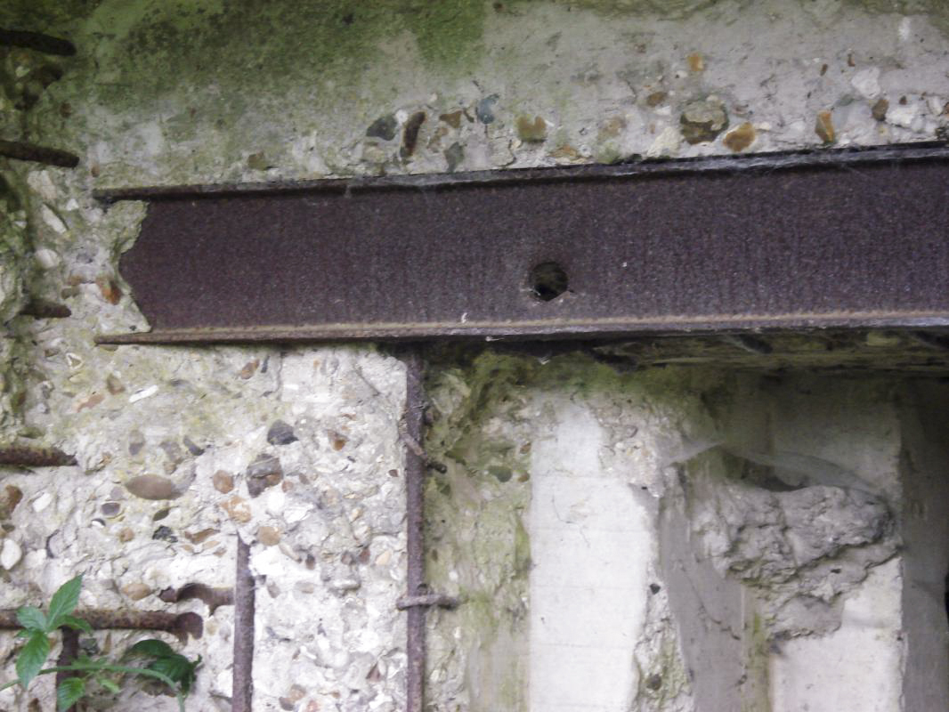 Ligne Maginot - 106 - PONT-MAUGIS - (Blockhaus lourd type STG / STG-FCR - Double) - Créneau AC vers Wadelincourt, impacts d'obus (détails) - R Tucker