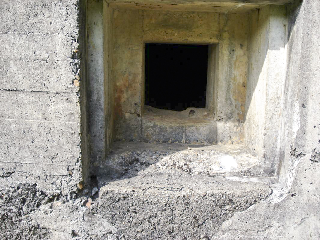 Ligne Maginot - 106 - PONT-MAUGIS - (Blockhaus lourd type STG / STG-FCR - Double) - Créneau FM de défense rapprochée flanquant l'arrière du blockhaus - R Tucker