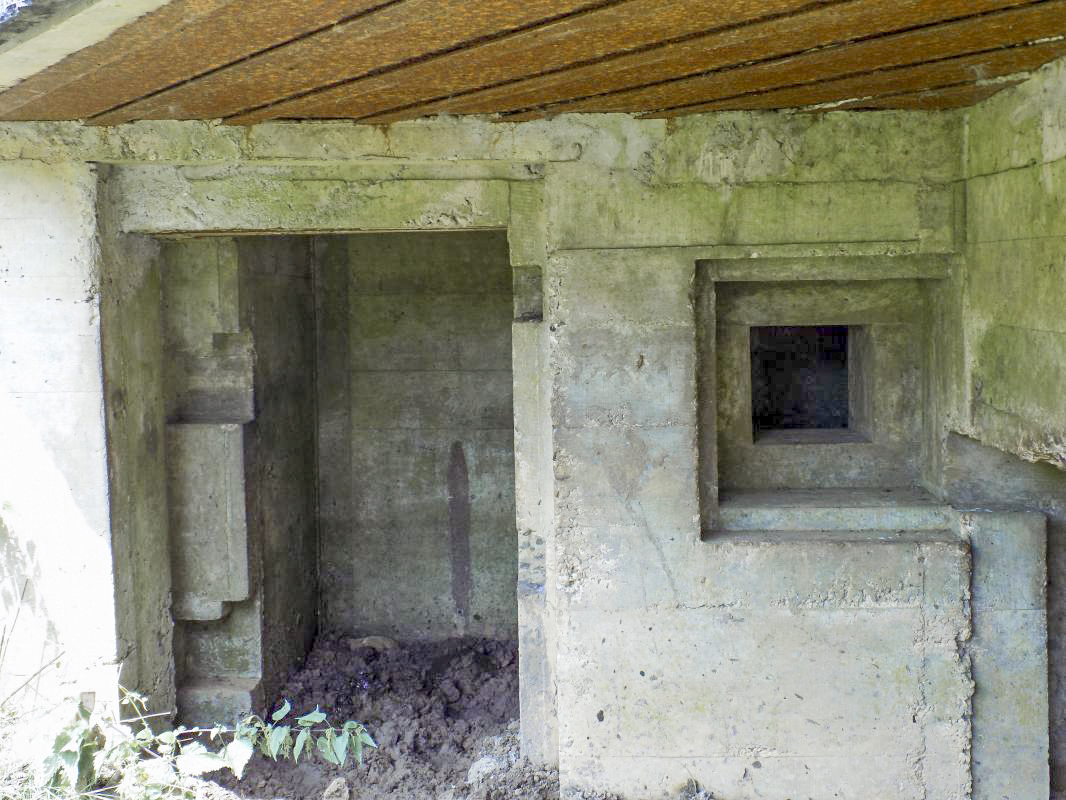 Ligne Maginot - 107 - LONGUES ORGIERES - (Blockhaus lourd type STG / STG-FCR - Double) - L'entrée hommes et créneau FM - R Tucker