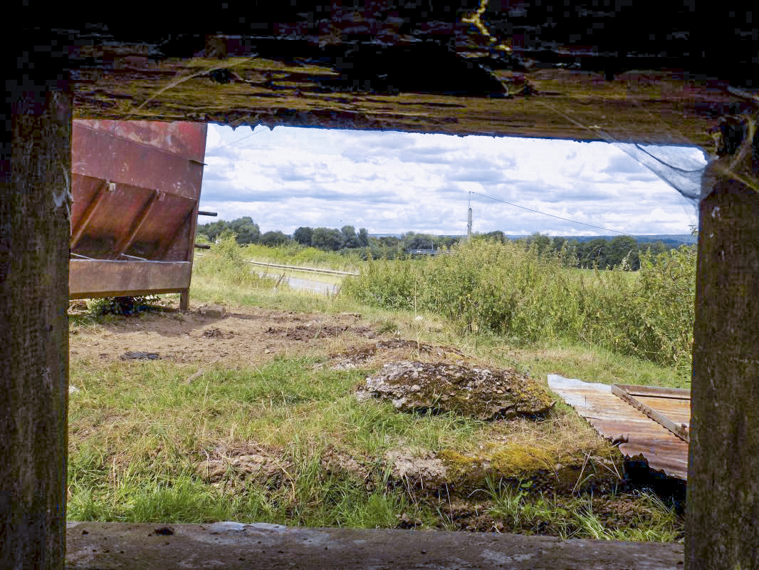 Ligne Maginot - 107 - LONGUES ORGIERES - (Blockhaus lourd type STG / STG-FCR - Double) - Vue du créneau Hotchkiss, face gauche vers le nord-ouest. On voit le pont du chemin de fer et B14. - R Tucker