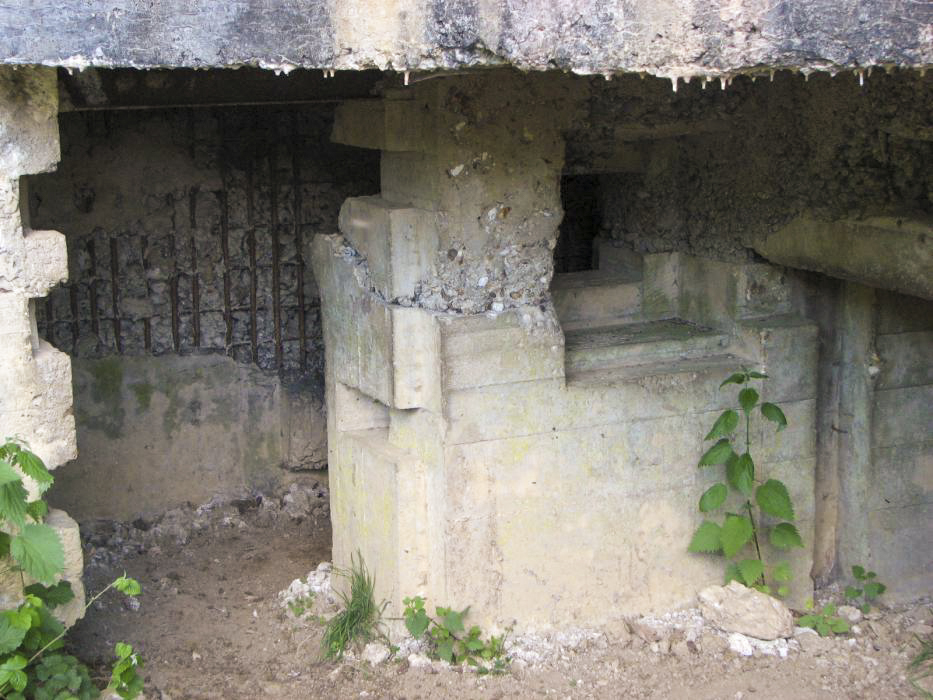 Ligne Maginot - 102 - FOSSE COLIN NOIZET - (Blockhaus lourd type STG / STG-FCR - Double) - Entrée des hommes et son créneau de défense. - J-F ALTHAUS - MMHA