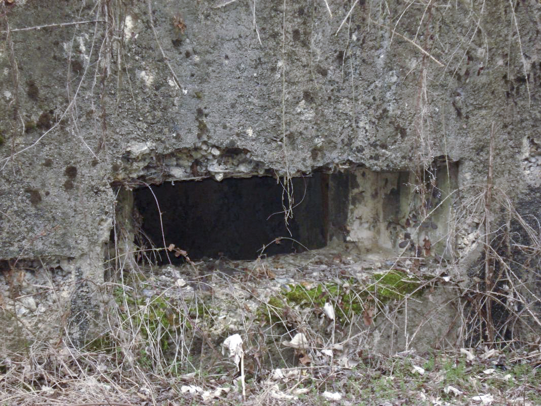 Ligne Maginot - 211 - FAUBOURG DE CASSINE - (Blockhaus pour canon) - Créneau pour le canon antichar - R Tucker