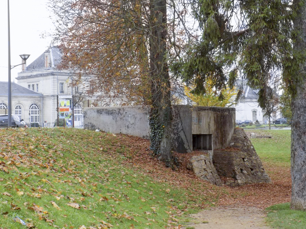 Ligne Maginot - 307 - PLACE DE LA GARE - (Blockhaus pour arme infanterie) - Vue depuis  la Meuse - R Tucker