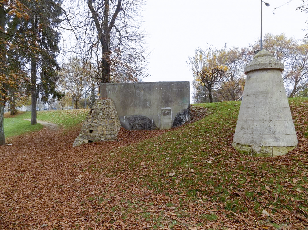 Ligne Maginot - 307 - PLACE DE LA GARE - (Blockhaus pour arme infanterie) - Vue de la gare, avec la 'Vielle Dame' - R Tucker