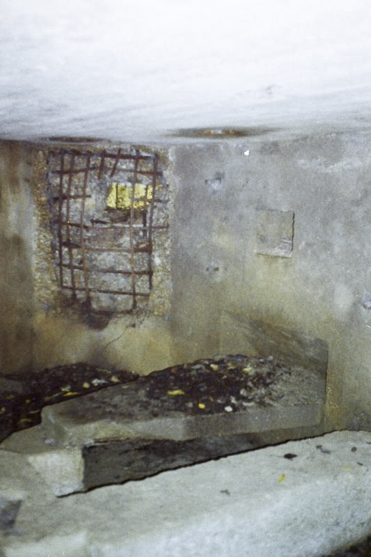 Ligne Maginot - 48BIS - BUTTE DE FRENOIS EST - (Blockhaus pour canon) - Créneau moitié gauche FM (avant que le béton est tombé à l'extérieur) et créneau Hotchkiss. - R Tucker