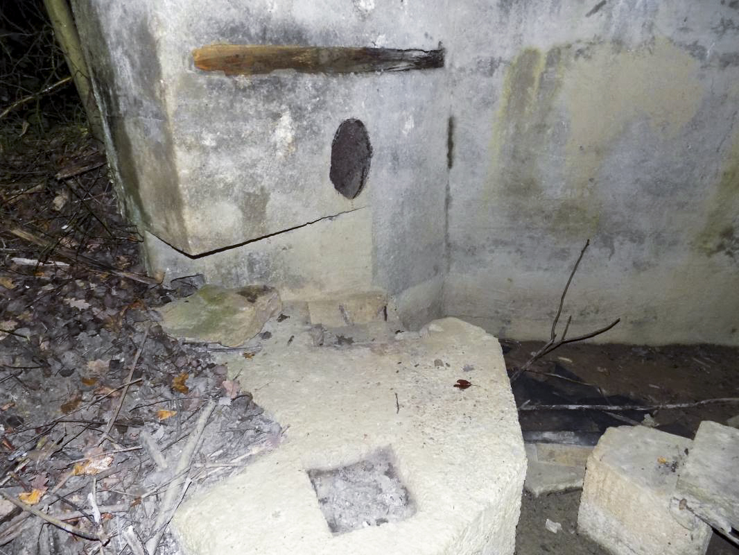 Ligne Maginot - 48BIS - BUTTE DE FRENOIS EST - (Blockhaus pour canon) - Les trous pour les pieds AC 25mm ou 37mm - R Tucker