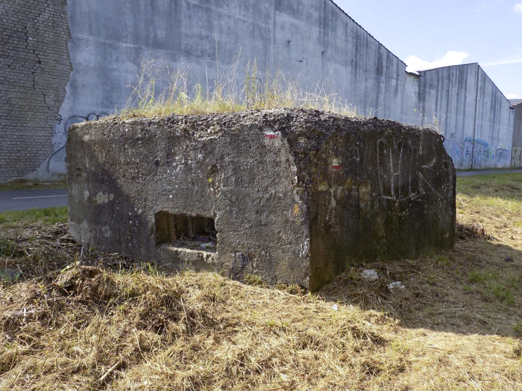 Ligne Maginot - RUE DES ECOLES - (Blockhaus pour arme infanterie) - Faces droite et frontale - R Tucker