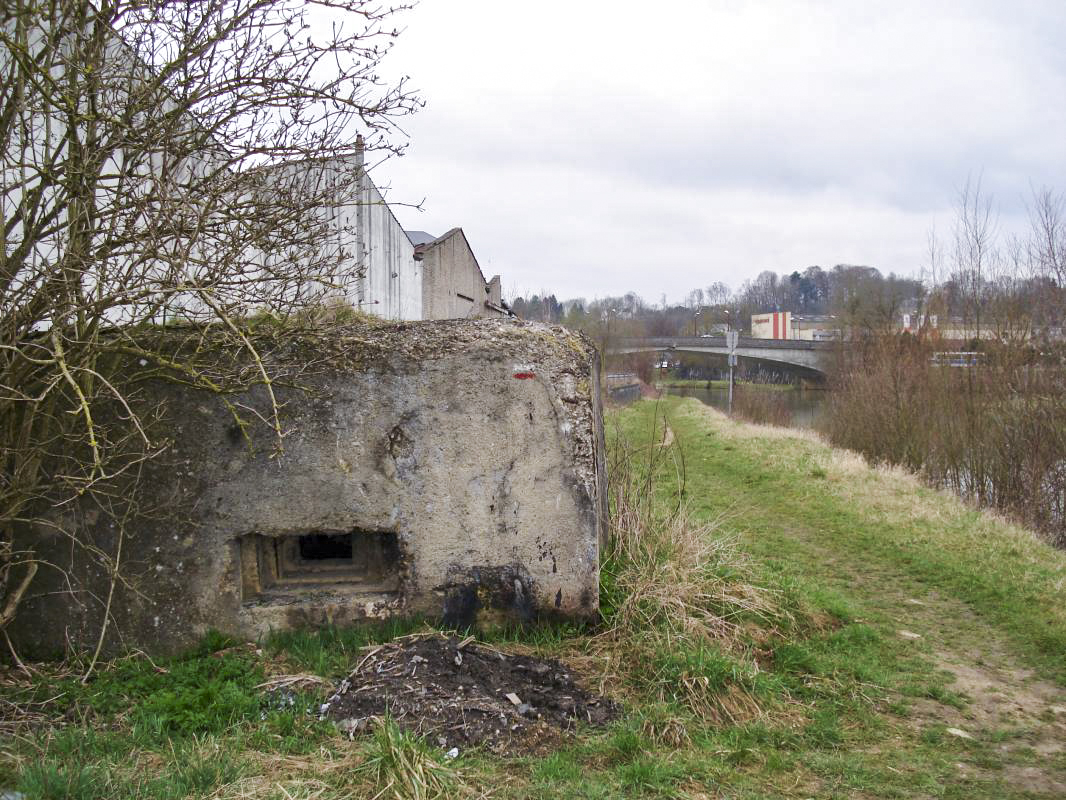 Ligne Maginot - RUE DES ECOLES - (Blockhaus pour arme infanterie) - Canal, vers le pont neuf - R Tucker