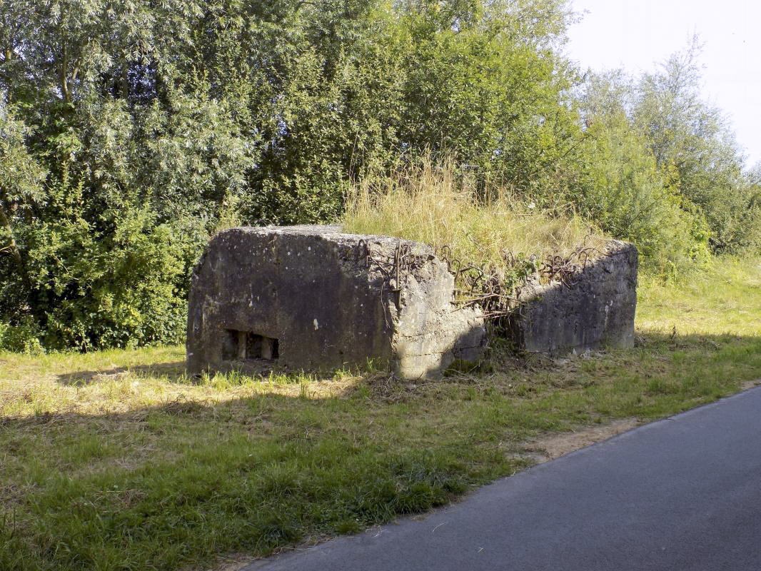 Ligne Maginot - RUE DES ECOLES - (Blockhaus pour arme infanterie) - Faces gauche et l'arrière - R Tucker