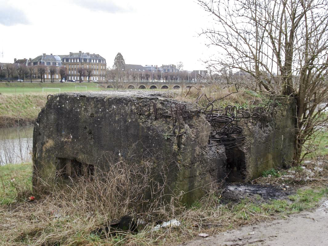 Ligne Maginot - RUE DES ECOLES - (Blockhaus pour arme infanterie) - Canal, vers le pont du prairie - R Tucker