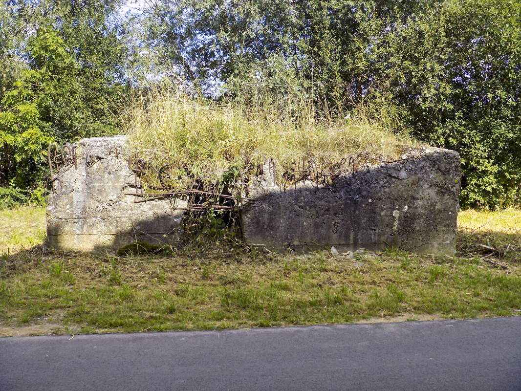 Ligne Maginot - RUE DES ECOLES - (Blockhaus pour arme infanterie) - L'arrière - R Tucker