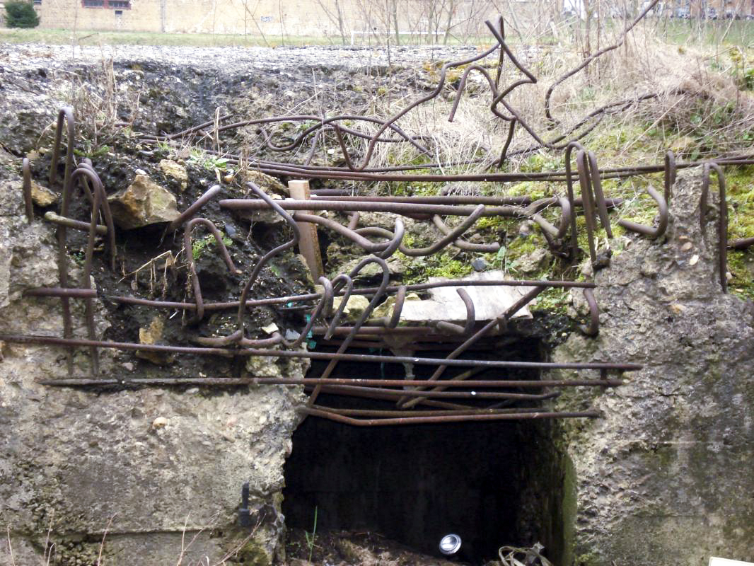 Ligne Maginot - RUE DES ECOLES - (Blockhaus pour arme infanterie) -  - R Tucker