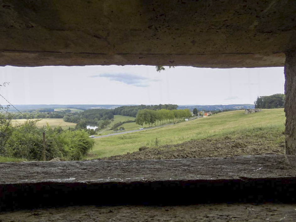 Ligne Maginot - C - OUEST DE FRENOIS - (Blockhaus pour canon) - Vue du créneau Hotchkiss vers le nord - R Tucker