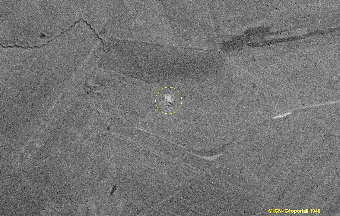 Ligne Maginot - I - LA WAGLIERE - (Blockhaus pour canon) - Bloc visible sur cette photo de Mars 1940. Noter le réseau de tranché au nord-ouest, à flanc de côté - IGN - Géoportail 1940