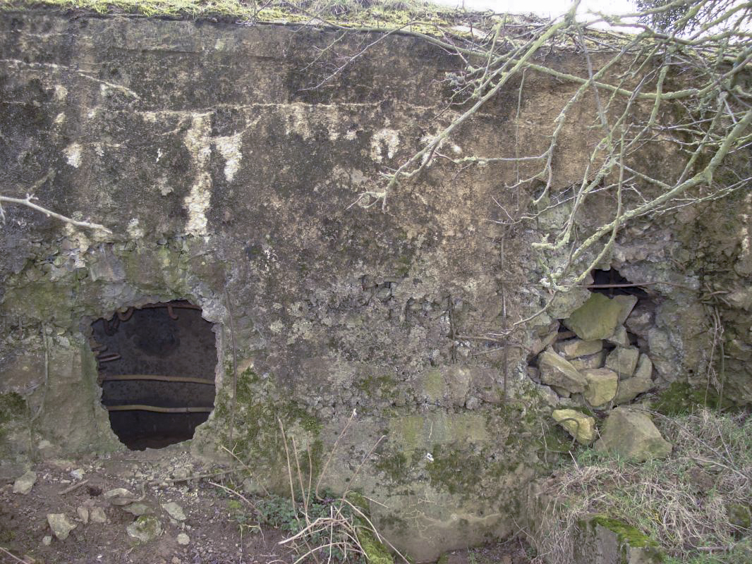 Ligne Maginot - 1 - PETIT CONDE - (Blockhaus pour arme infanterie) - Les crenaux de tir - R Tucker