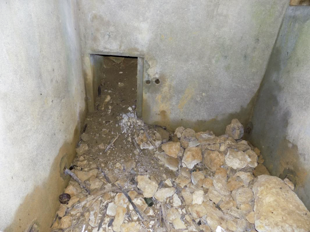 Ligne Maginot - BB118 - LES NOYERS - (Observatoire d'infanterie) - Entrée souterraine du blockhaus vue par le créneau - R Tucker