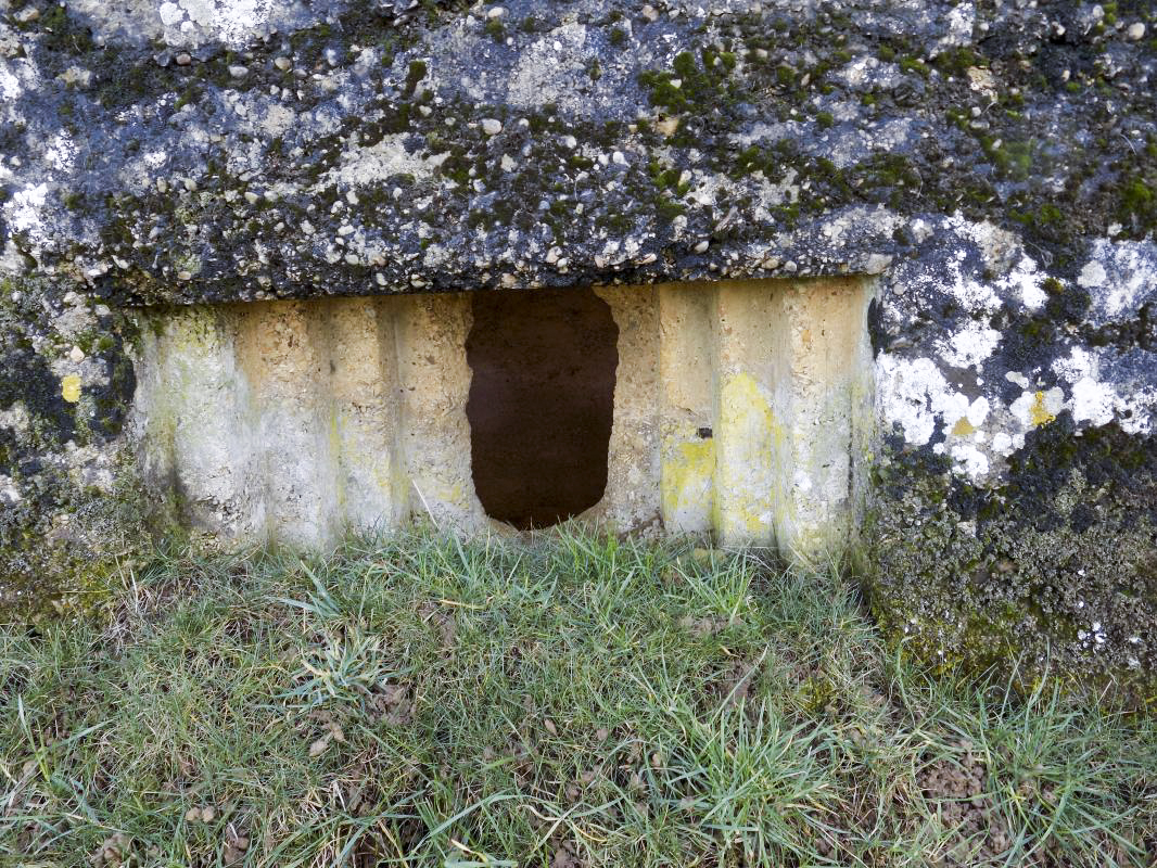 Ligne Maginot - R3 - RESERVOIR DU PAQUIS EST - (Blockhaus pour arme infanterie) - Créneau frontale. (...créneau agrandi par les défenseurs?...) - R Tucker