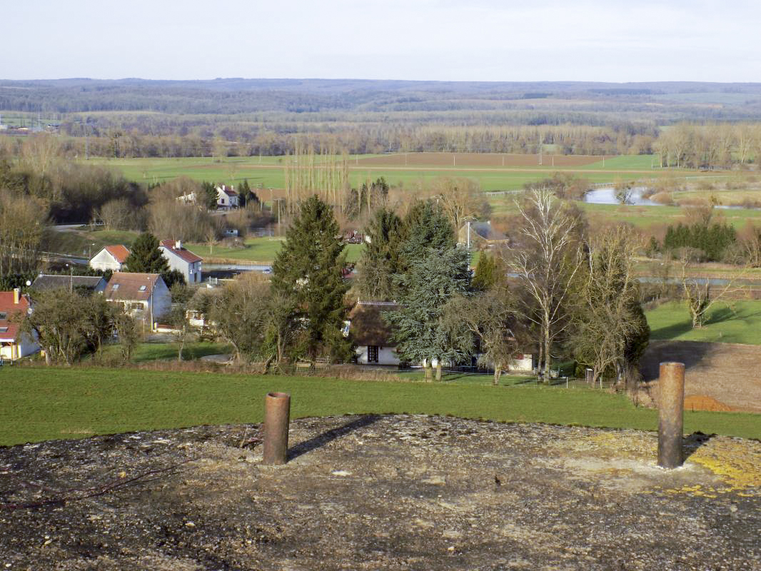 Ligne Maginot - R3 - RESERVOIR DU PAQUIS EST - (Blockhaus pour arme infanterie) - Vue vers le nord (face frontale), pont de Remilly-Allicourt - R Tucker