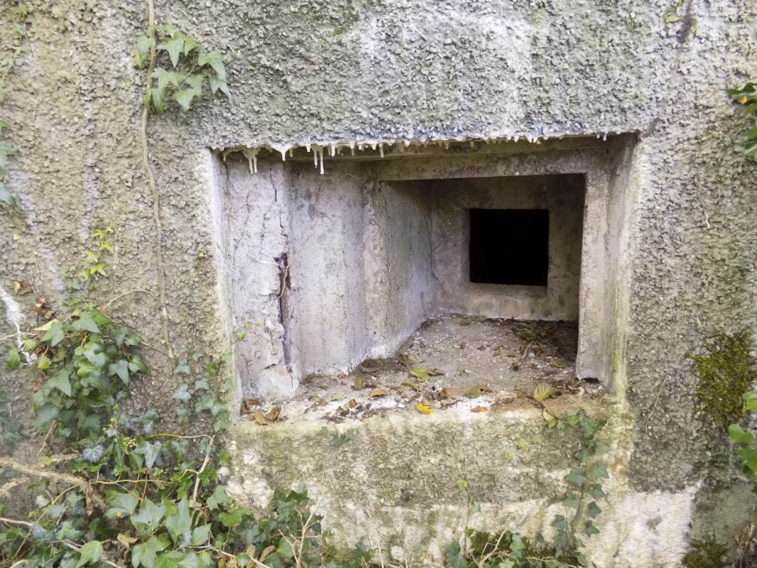 Ligne Maginot - 300 - CANAL DES ARDENNES - (Blockhaus pour arme infanterie) - Face frontale, créneau FM. (Noter que ça tire 45° à droite). - R Tucker