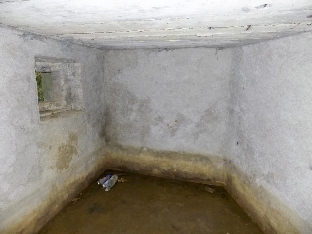 Ligne Maginot - 300 - CANAL DES ARDENNES - (Blockhaus pour arme infanterie) - L’Étage inférieur, face frontale avec créneau FM et face droite - R Tucker