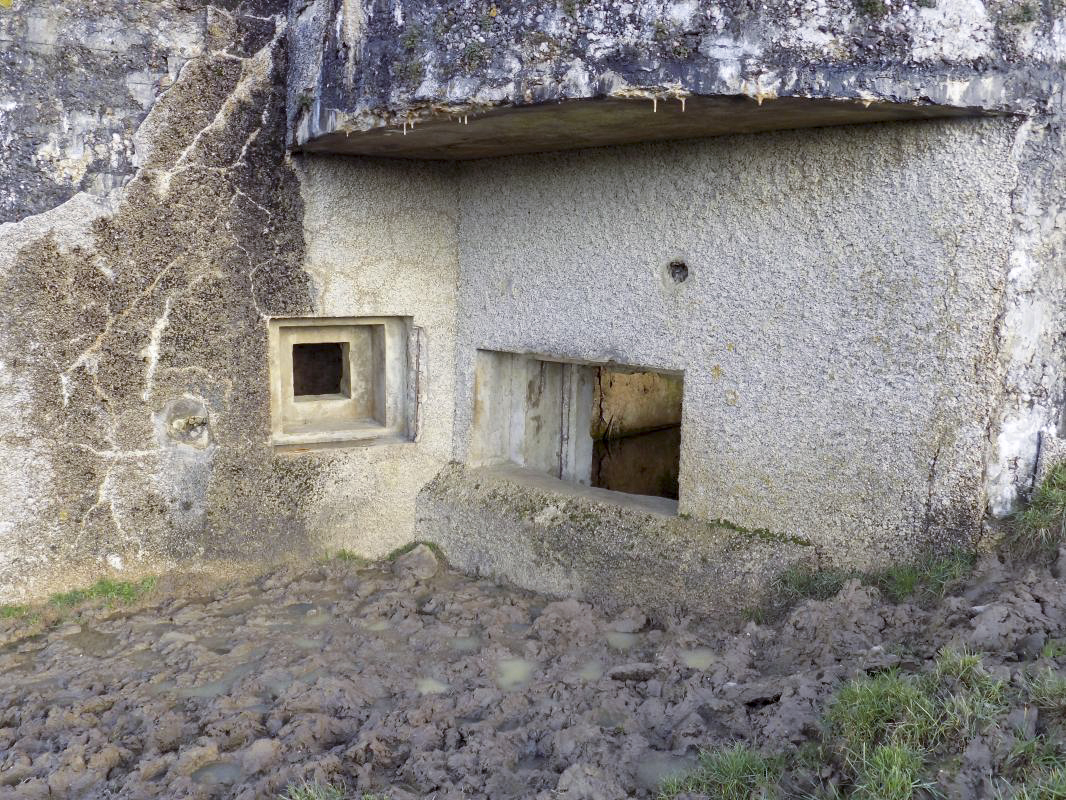 Ligne Maginot - BELLEVUE - (Casemate d'artillerie) - Les créneaux - R Tucker
