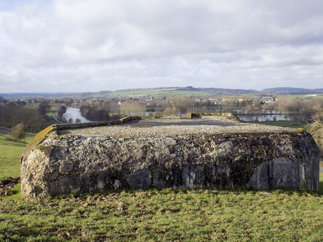 Ligne Maginot - BELLEVUE - (Casemate d'artillerie) - Vue vers l'ouest, - la direction de tir le long de la Meuse/Donchery - R Tucker