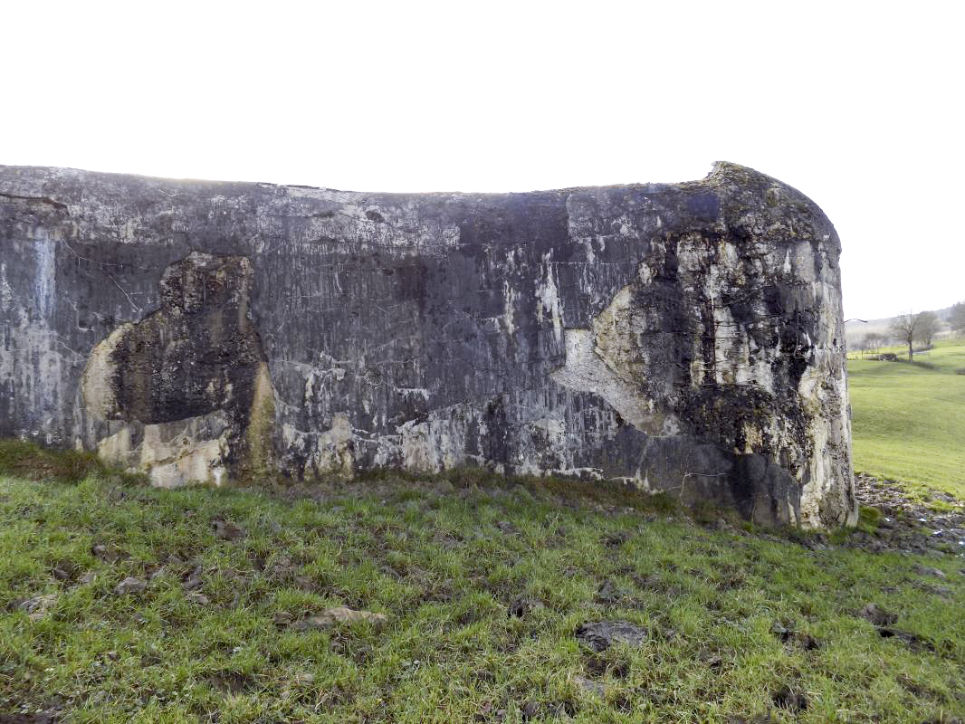 Ligne Maginot - BELLEVUE - (Casemate d'artillerie) - Face nord avec dégâts - R Tucker
