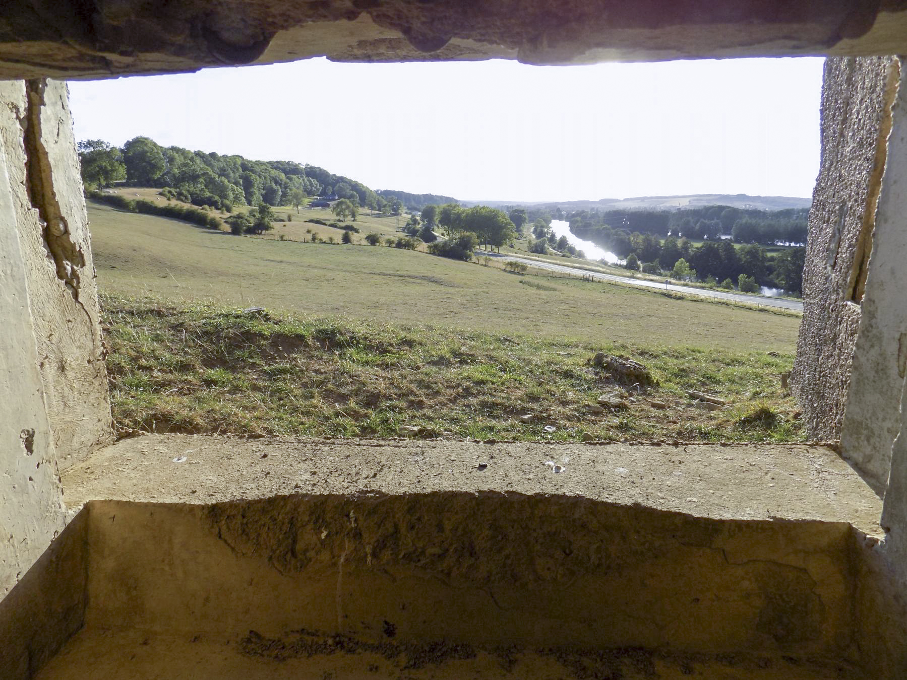 Ligne Maginot - BELLEVUE - (Casemate d'artillerie) - Vue vers l'ouest prise de l'embrasure de l'artillerie - Richard Tucker