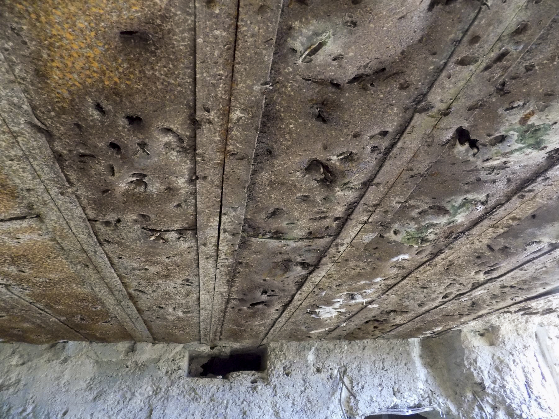 Ligne Maginot - BELLEVUE - (Casemate d'artillerie) - Plafond, avec dégâts - Richard Tucker