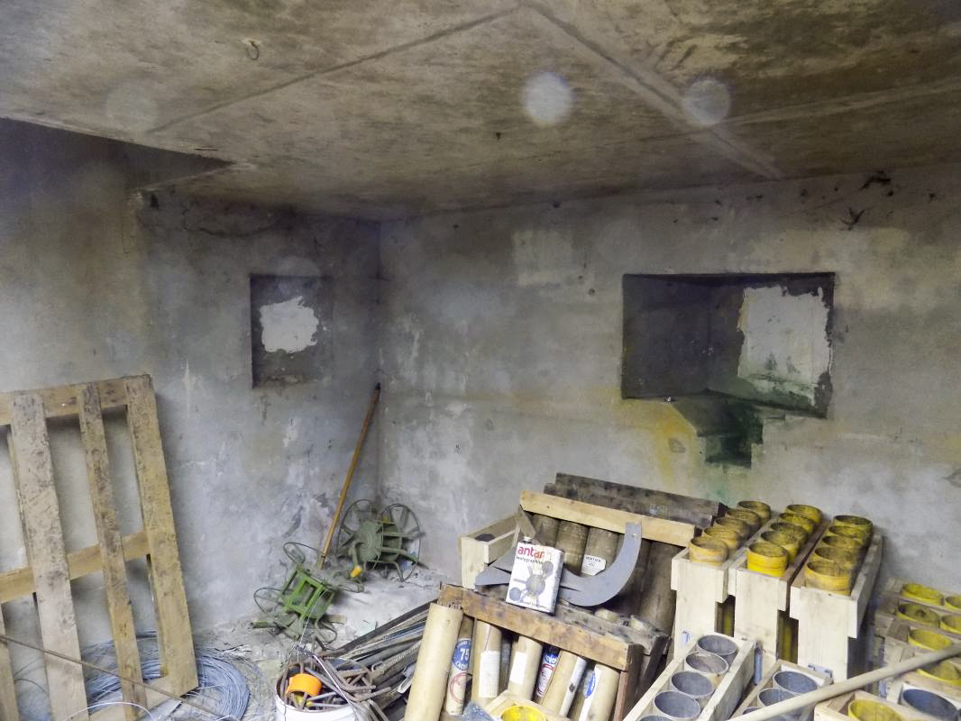 Ligne Maginot - MF8 - K - LA GREVE - (Poste GRM - Maison Forte) - Créneau Fusillade vers l'arrière et créneau FM face gauche - R Tucker