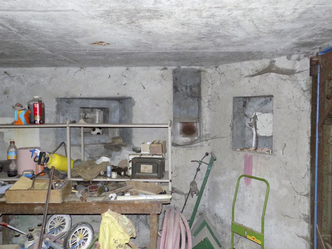 Ligne Maginot - MF8 - K - LA GREVE - (Poste GRM - Maison Forte) - Face droite créneaux FM, trou grenade et créneau fusillade dans l'angle face droite et l'arrière - R Tucker