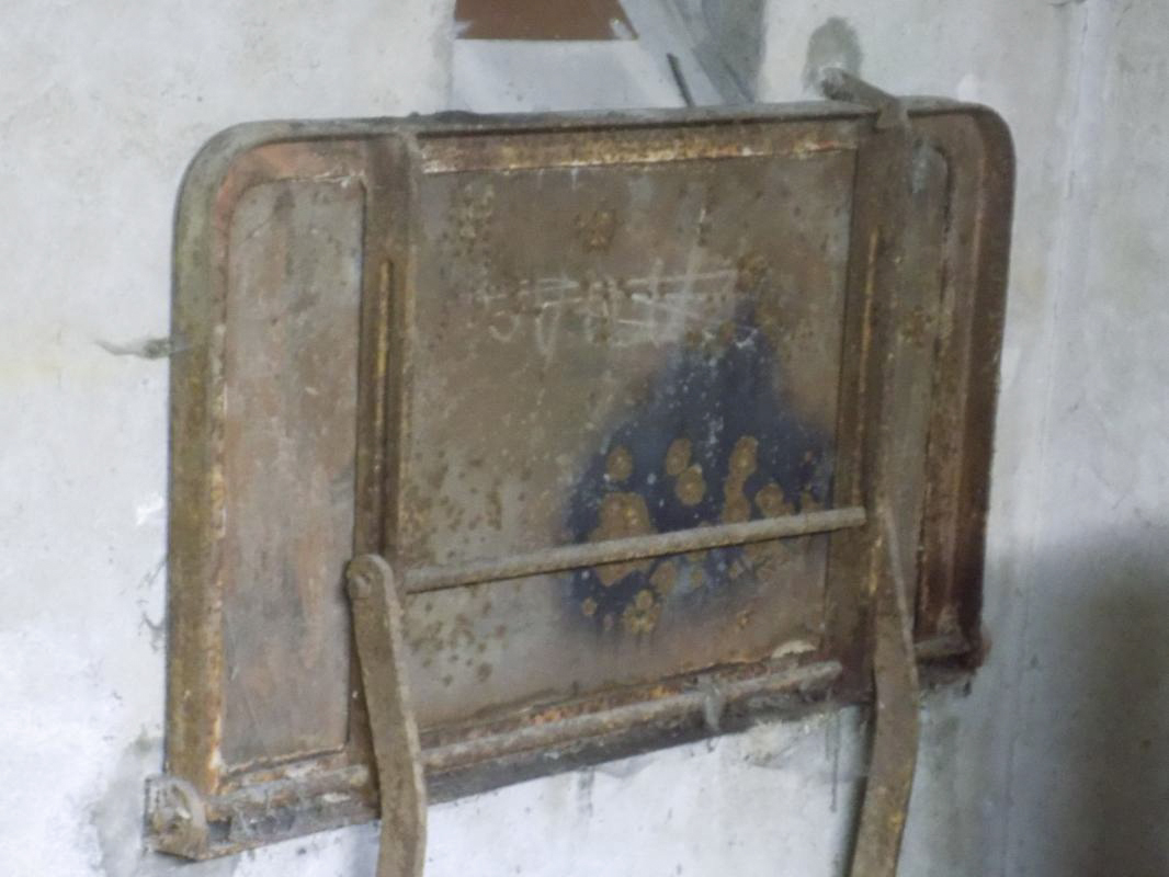 Ligne Maginot - MF8 - K - LA GREVE - (Poste GRM - Maison Forte) - Table, en dessous goulotte à grenade - R Tucker