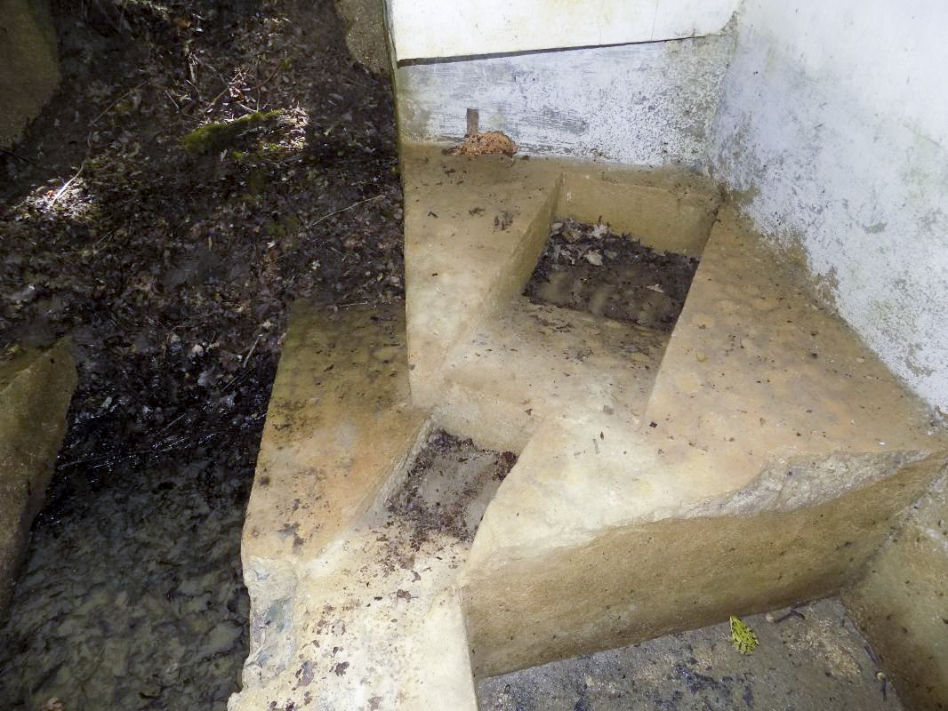 Ligne Maginot - 32A - SAINT OEUVRE - (Blockhaus pour canon) - Le socle du canon est prévu pour permettre indifféremment le positionnement d'un AC25 ou d'un AC37 - R. Tucker