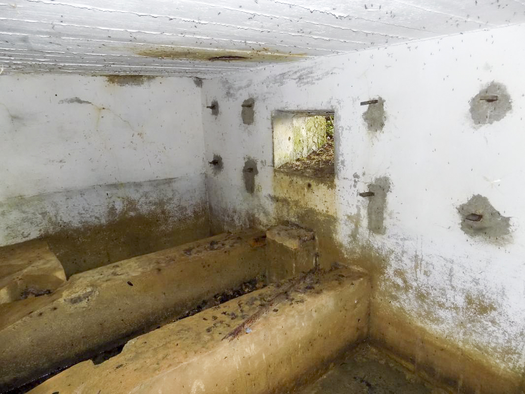 Ligne Maginot - 32A - SAINT OEUVRE - (Blockhaus pour canon) - Créneau gauche, AC.
Noter les 4 fixations sur le mur - R Tucker