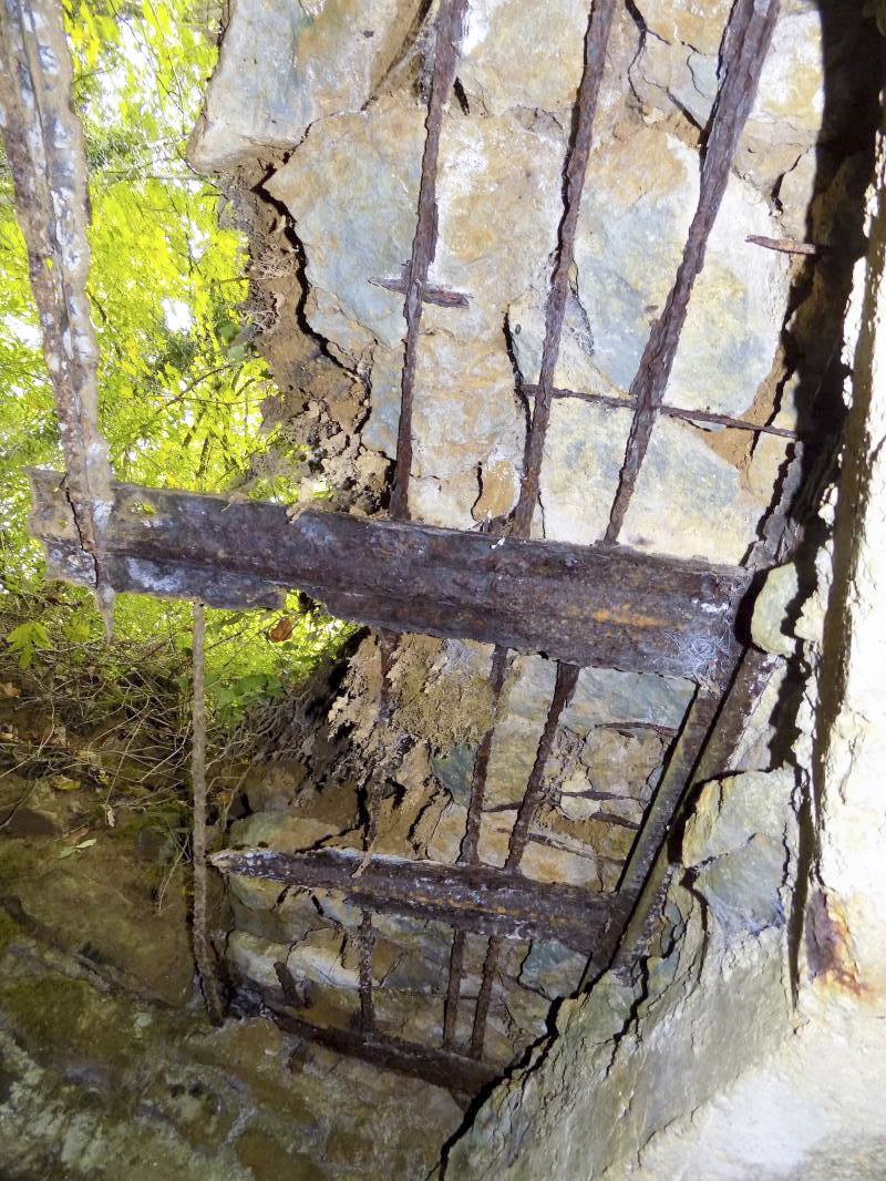 Ligne Maginot - 30A - COTE SAINT MARTIN - (Blockhaus pour canon) - Ce qui reste du structure pour supporter le toit de l'extérieur - R Tucker