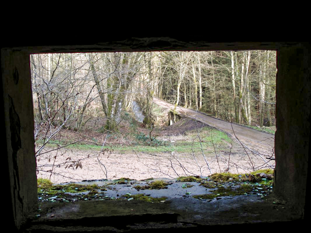 Ligne Maginot - MF11 - N - LA HATRELLE - (Poste GRM - Maison Forte) - Vue frontale vers le pont - R Tucker