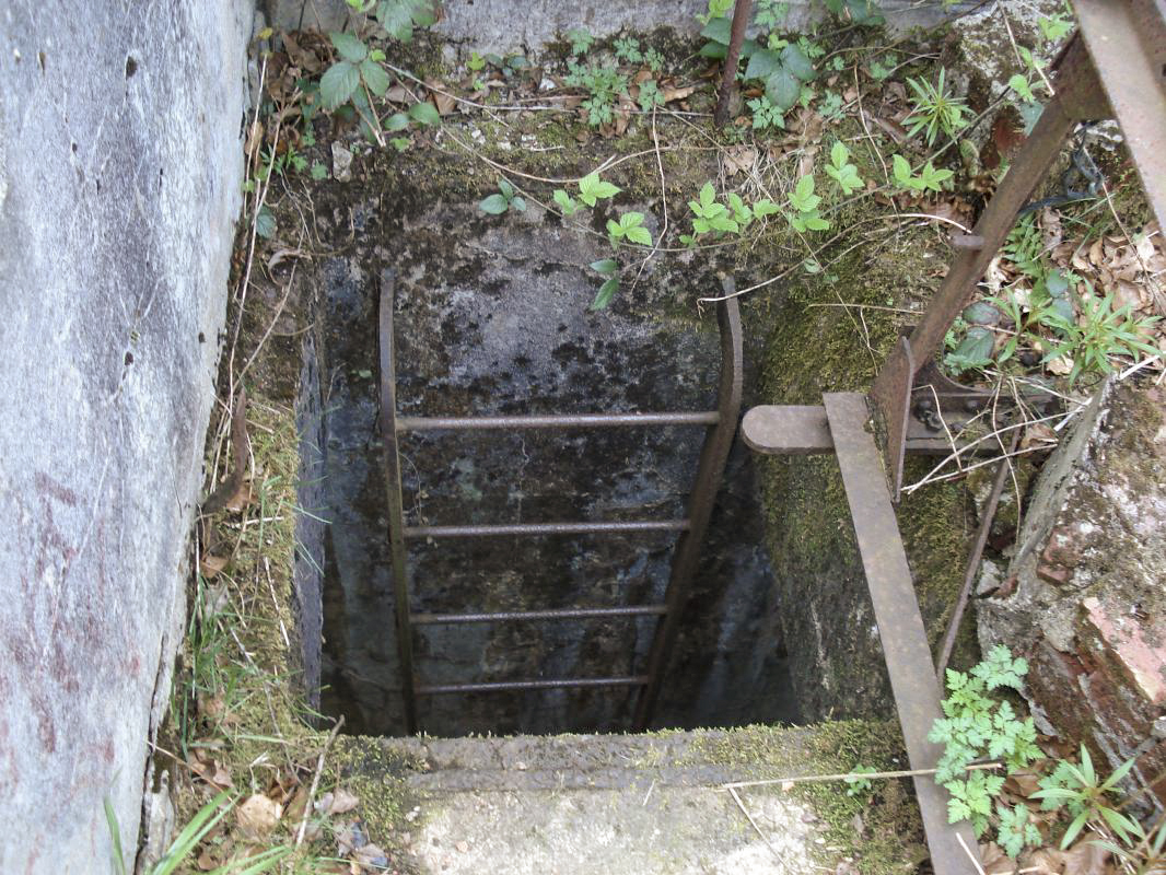 Ligne Maginot - MF14 - Q - BOUCHON DE LA GRENOUILLE - (Poste GRM - Maison Forte) - 1er étage, l’accès - R Tucker