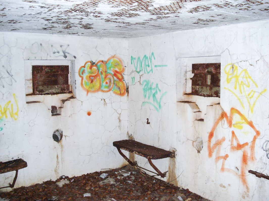 Ligne Maginot - MF14 - Q - BOUCHON DE LA GRENOUILLE - (Poste GRM - Maison Forte) - L'intérieur, gauche/frontale - R Tucker