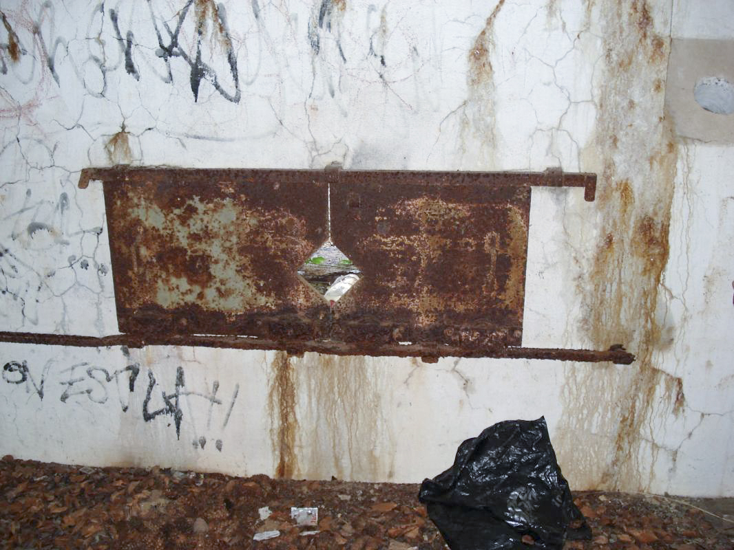 Ligne Maginot - MF14 - Q - BOUCHON DE LA GRENOUILLE - (Poste GRM - Maison Forte) - L'intérieur côté frontal, créneau AC - R Tucker