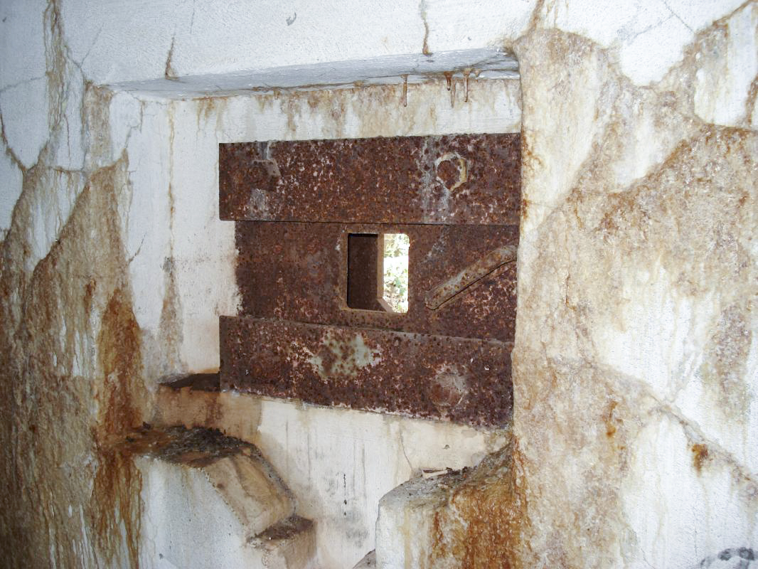 Ligne Maginot - MF14 - Q - BOUCHON DE LA GRENOUILLE - (Poste GRM - Maison Forte) - L'intérieur droit, créneau FM - R Tucker