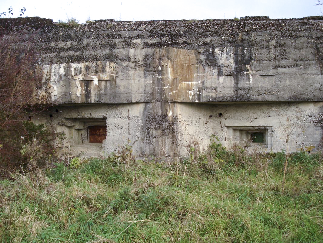 Ligne Maginot - CEZF-27  - LA HALLE SOUS LES COTES - (Casemate d'infanterie - double) - Face nord ouest, les créneaux - R Tucker