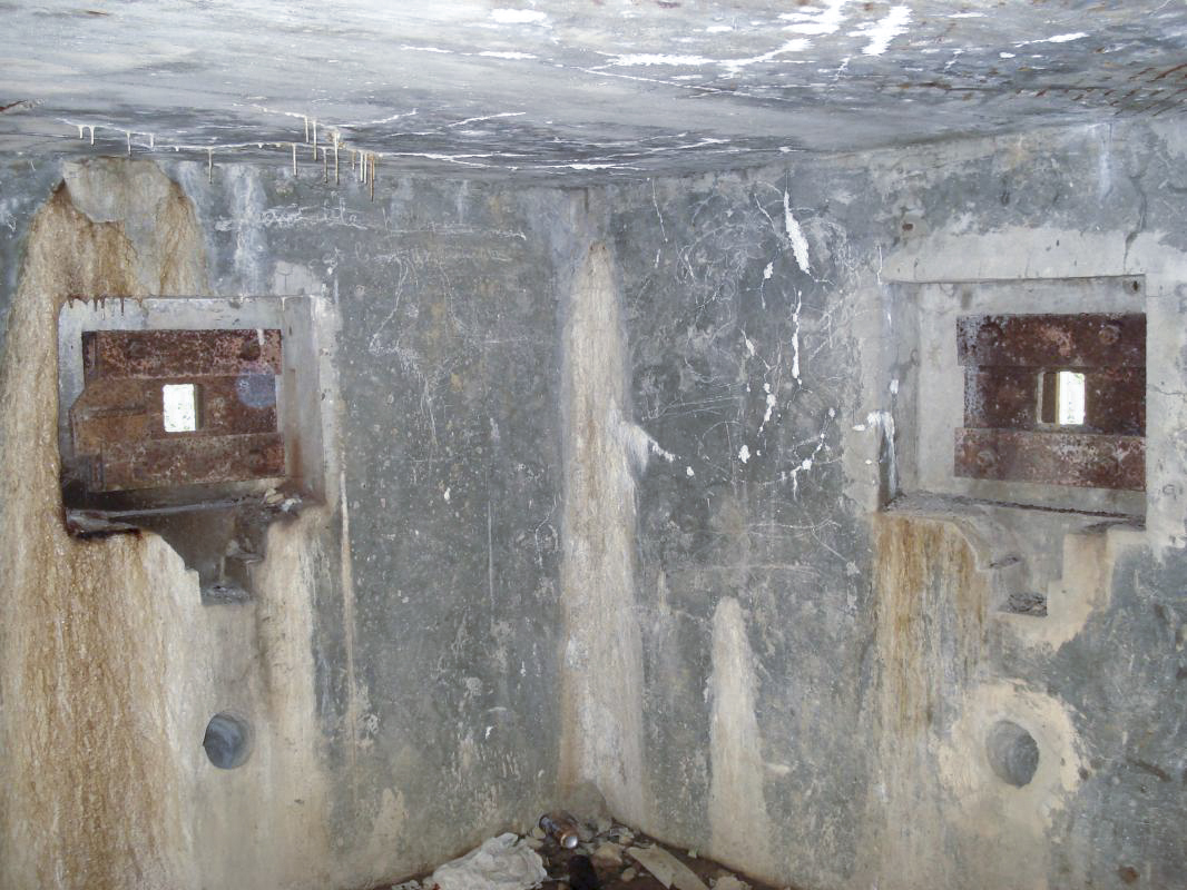 Ligne Maginot - MF15 - R - BOUCHON LOUIS VAL - (Poste GRM - Maison Forte) - L'angle gauche vers l'avant - R Tucker