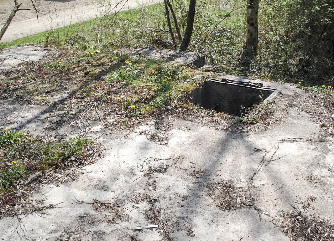 Ligne Maginot - MF15 - R - BOUCHON LOUIS VAL - (Poste GRM - Maison Forte) - 1er étage, la trappe d'accès depuis la blockhaus - R Tucker