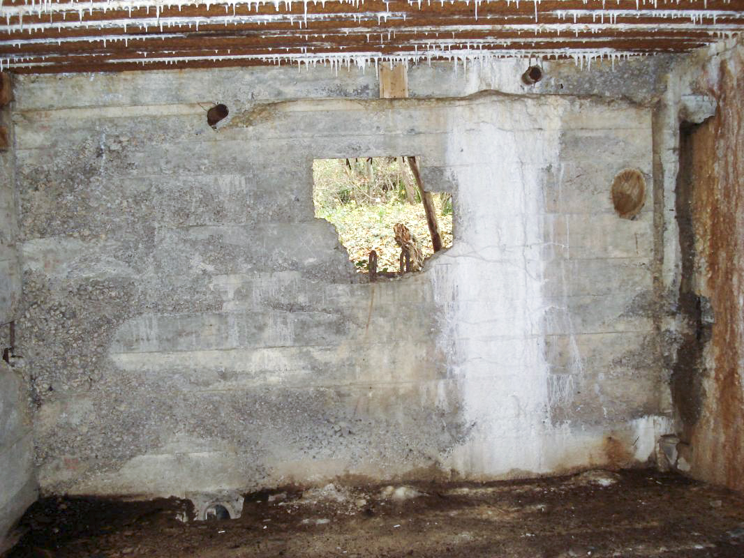 Ligne Maginot - CEZF-33  - LE DEFFOY - (Casemate d'infanterie - double) - Créneau vers l'est - R Tucker
