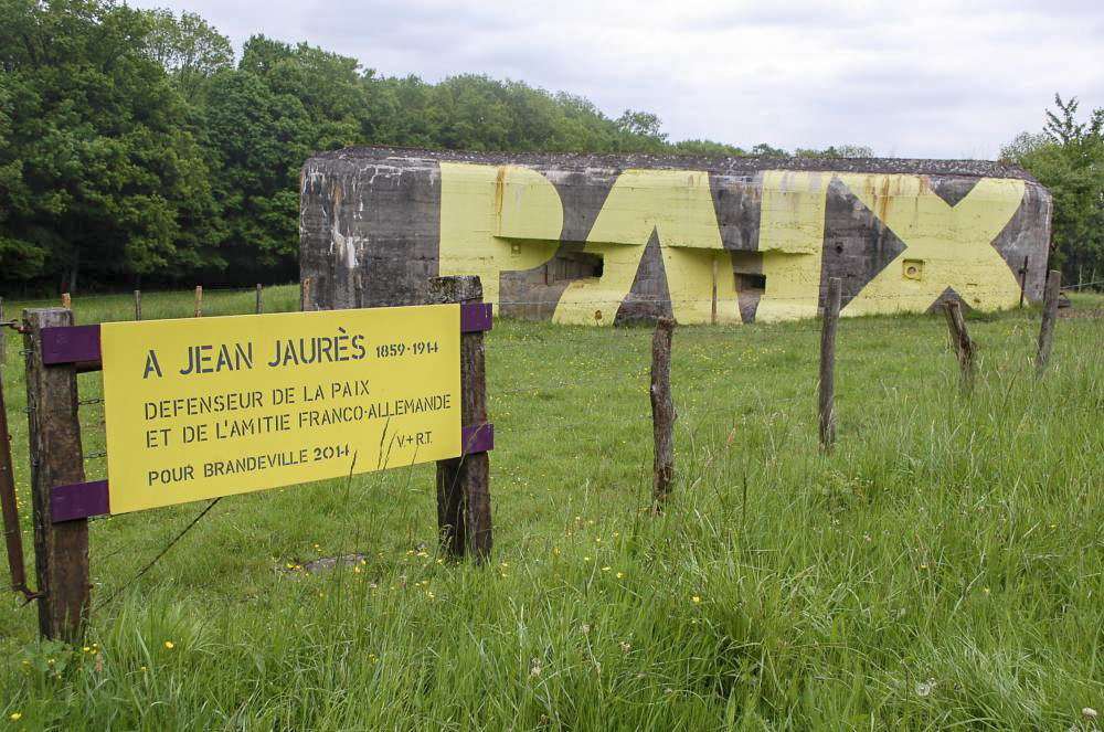 Ligne Maginot - CEZF-34  - LES TOURNILLONS - (Casemate d'infanterie - double) - Situé en bordure d'une route départementale, cet ouvrage a été transformé depuis peu en un appel à 'LA PAIX' et un hommage à Monsieur JAURES. - Christian RICHON/devoitine520